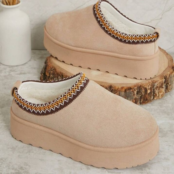 🔥 Trendy Beige Platform Mule Slippers Must Have! 💫 - Picture 2 of 4